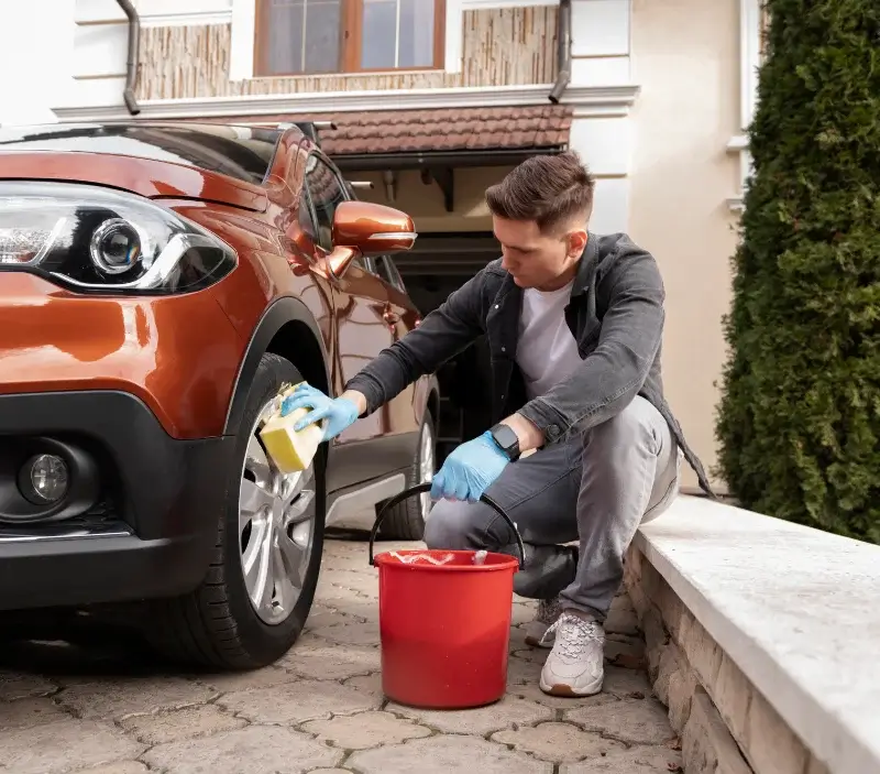 Lavage auto à domicile Sailly-Labourse : professionnel intervenant sur un véhicule